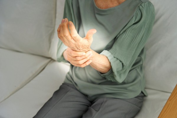 手足の痺れの原因とは？効果的な治療法についても解説サムネイル